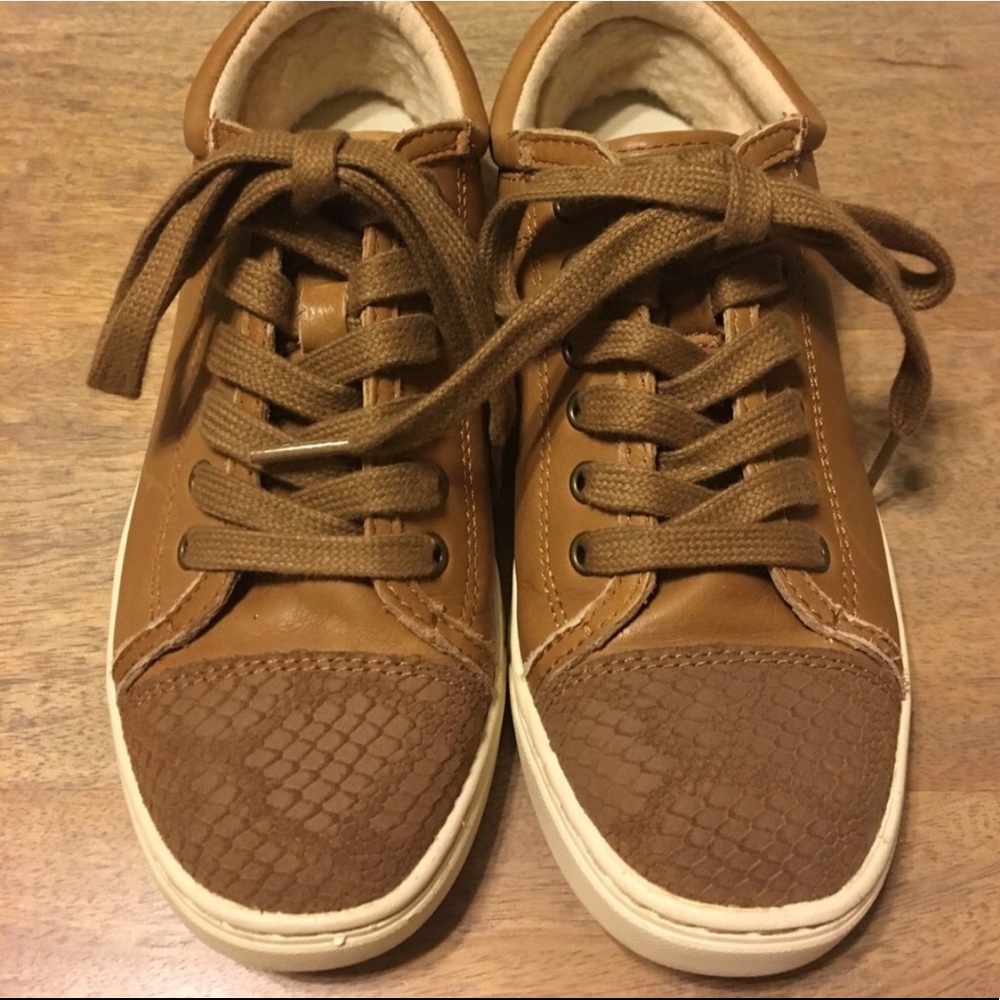 UGG TAN SNEAKERS
